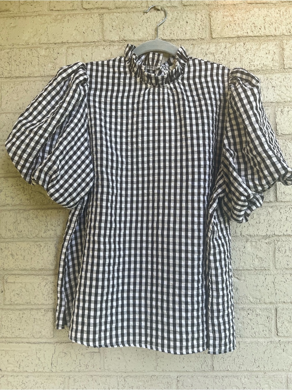 La Miel Black and White seersucker bubble sleeve blouse size Large